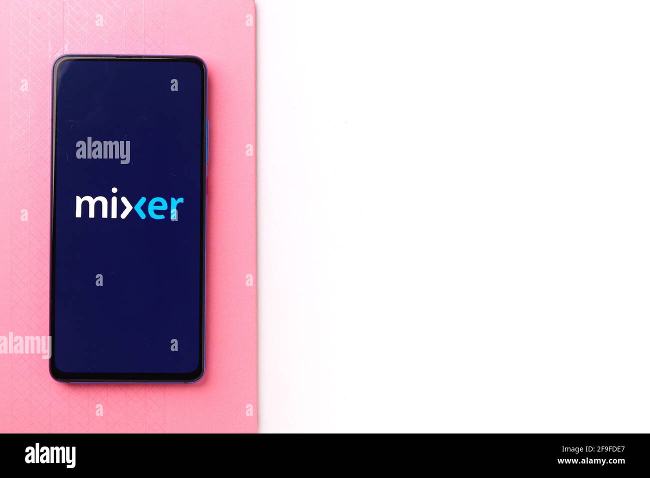 Assam, indien - 19. April 2021 : Mixer-Scream-Logo auf dem Telefonbildschirm. Stockfoto