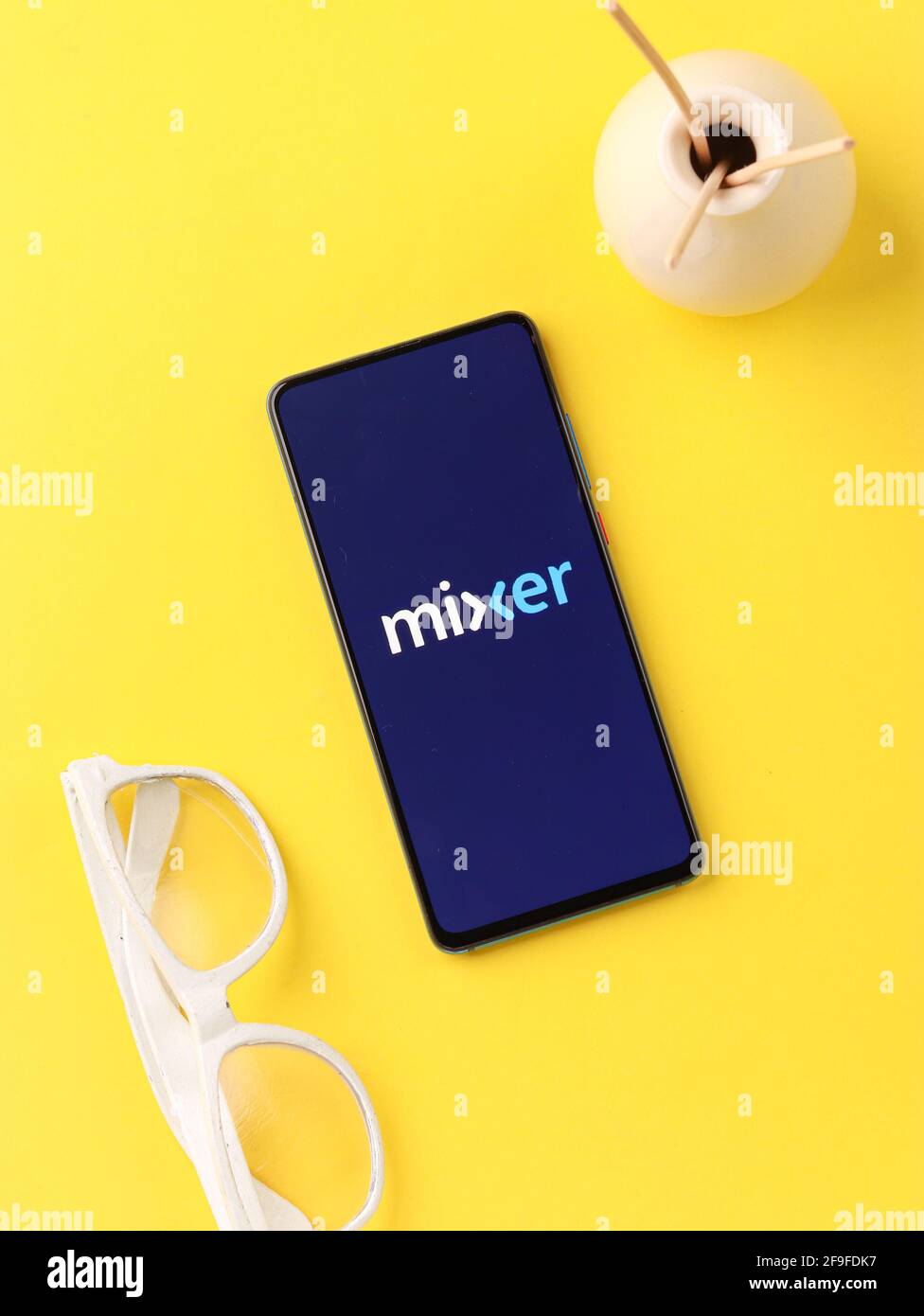 Assam, indien - 19. April 2021 : Mixer-Scream-Logo auf dem Telefonbildschirm. Stockfoto