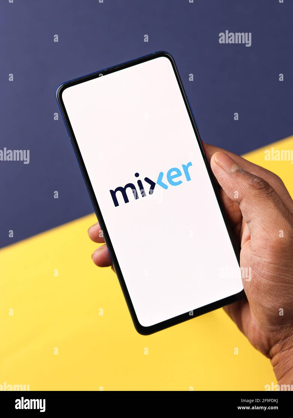 Assam, indien - 19. April 2021 : Mixer-Scream-Logo auf dem Telefonbildschirm. Stockfoto