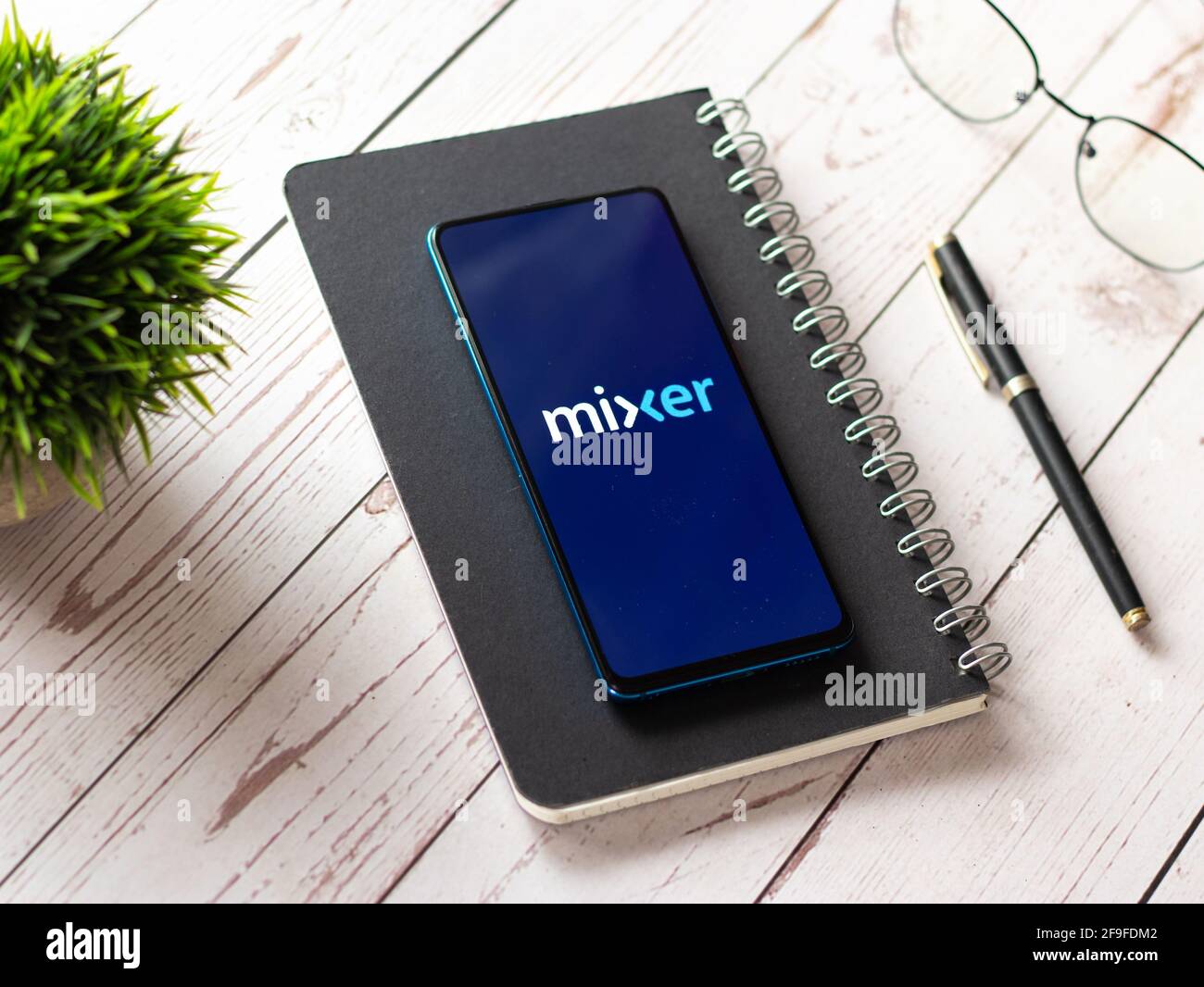 Assam, indien - 19. April 2021 : Mixer-Scream-Logo auf dem Telefonbildschirm. Stockfoto