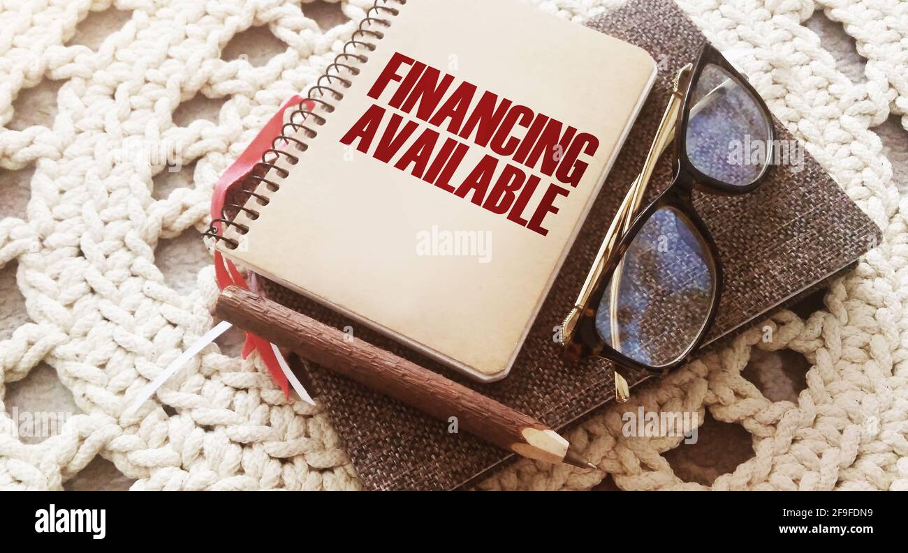 Finanzielle verfügbare Wörter auf dem Cover auf Notebook, Brille und Stift. Business-Konzept für Einkommen Geld Plan. Stockfoto