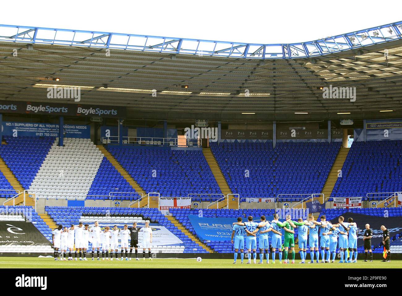 Birmingham, Großbritannien. April 2021. Spieler von Coventry und Barnsley beobachten eine Schweigeminute zu Ehren des Herzogs von Edinburgh, der gestern beerdigt wurde. Das Spiel der EFL Skybet Championship, Coventry City gegen Barnsley im St Andrew's Stadium in Birmingham, Midlands, ist am Sonntag, dem 18. April 2021 zu sehen. Dieses Bild darf nur für redaktionelle Zwecke verwendet werden. Nur zur redaktionellen Verwendung, Lizenz für kommerzielle Nutzung erforderlich. Keine Verwendung bei Wetten, Spielen oder Veröffentlichungen in einem Club/einer Liga/einem Spieler. PIC von Steffan Bowen/Andrew Orchard Sports Photography/Alamy Live News Credit: Andrew Orchard Sports Photography/Alamy Live News Stockfoto