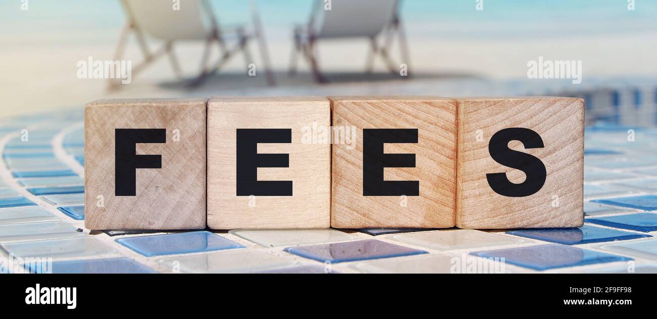 Holzblöcke mit dem Text: Gebühren. Steuern Geschäftskonzept. Stockfoto