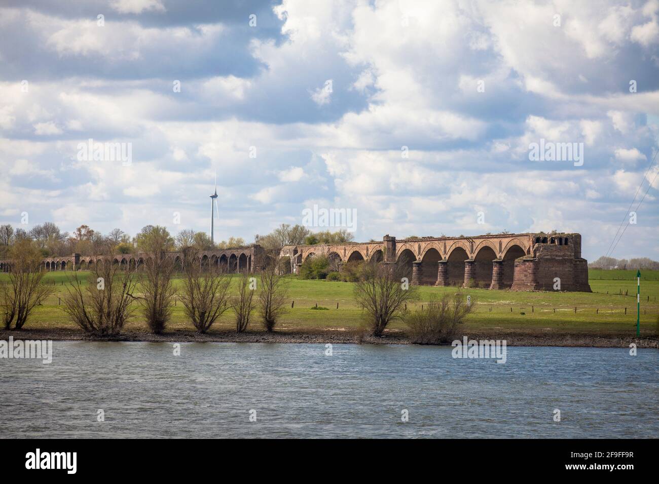 Reste der alten Rheineisenbahnbrücke in Wesel, wurde sie am 10. März 1945 von der Bundeswehr, Nordrhein-Westfalen, Germ, zerstört Stockfoto