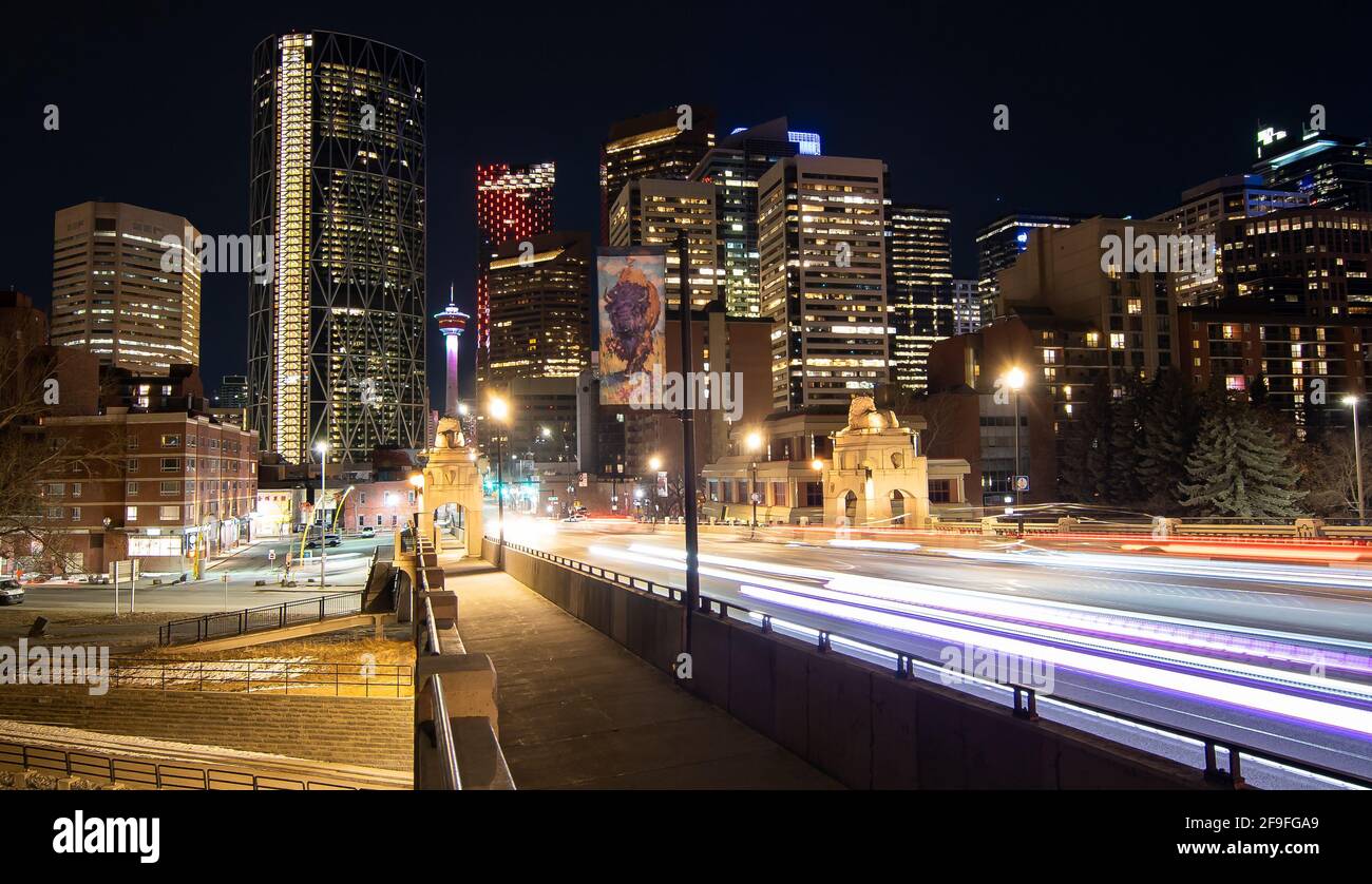 Calgary Alberta Kanada, April 7 2021: Langzeitaufnahme über der Center Street Bridge von Wahrzeichen und Gebäuden der Innenstadt bei Nacht in einem Kanadier Stockfoto