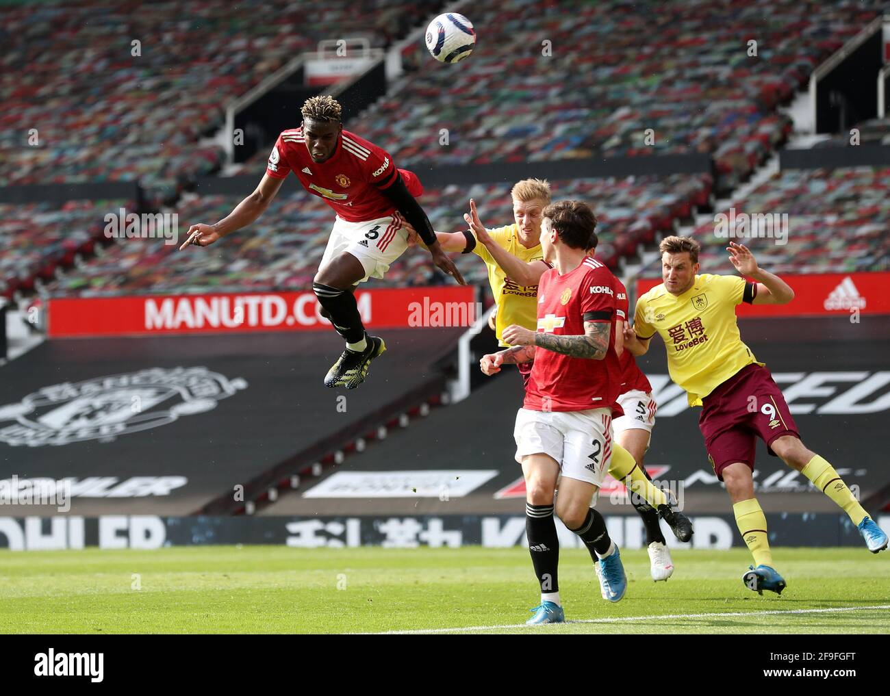 Paul Pogba von Manchester United (oben links) versucht, den Ball während des Premier League-Spiels in Old Trafford, Manchester, in Richtung Tor zu führen. Bilddatum: Sonntag, 18. April 2021. Stockfoto