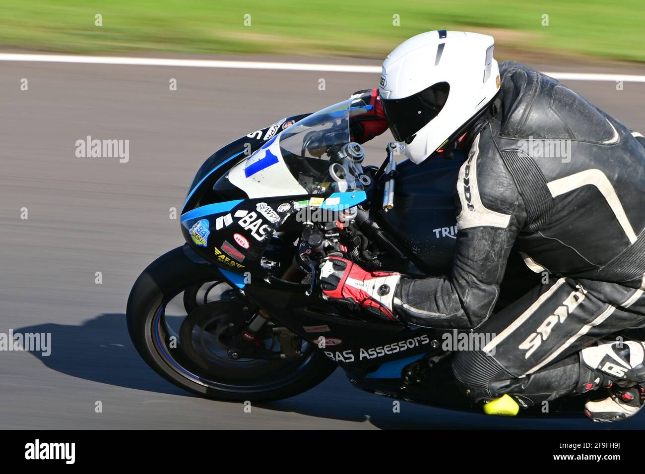 Motorräder Rennen auf Castle Combe Circuit als Teil der NG Road Racing-Serie Stockfoto