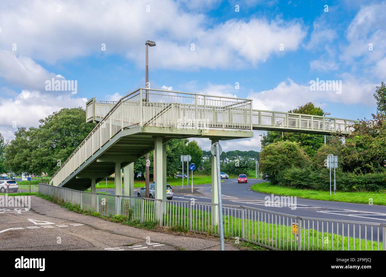 Fußgängerbrücke über eine Hauptstraße (A259) in England, Großbritannien. Stockfoto