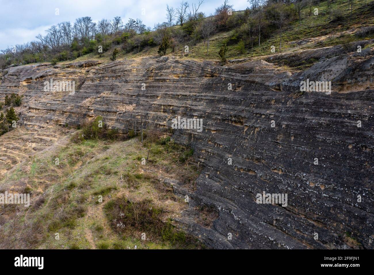 Kishartyán, Ungarn - Luftaufnahme über Sandsteinhöhle, die sich im östlichen Teil des Cserhát-Gebirges befindet. Beliebtes Touristenziel. Ungarisch Stockfoto