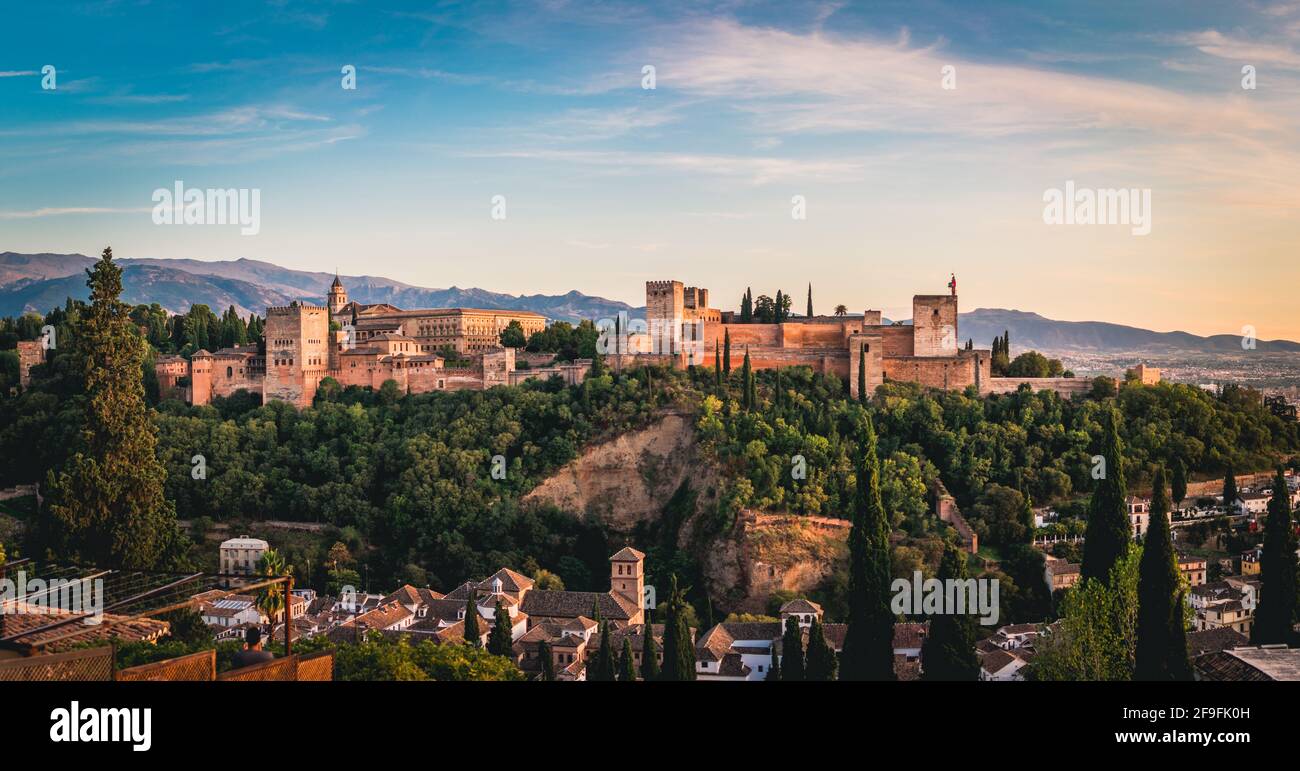Blick auf Alhambra bei Sonnenuntergang, Granada, Spanien Stockfoto
