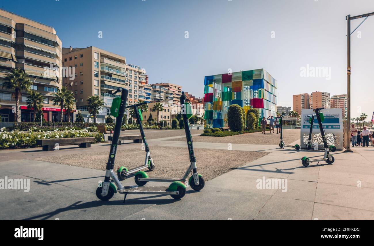 Málaga, Spanien - 12. Oktober 2019: Außenansicht des Centre Centre Centre de Centre de Centre. Farbenfroher Cubus aus Glas mit Limettenroller vorne Stockfoto