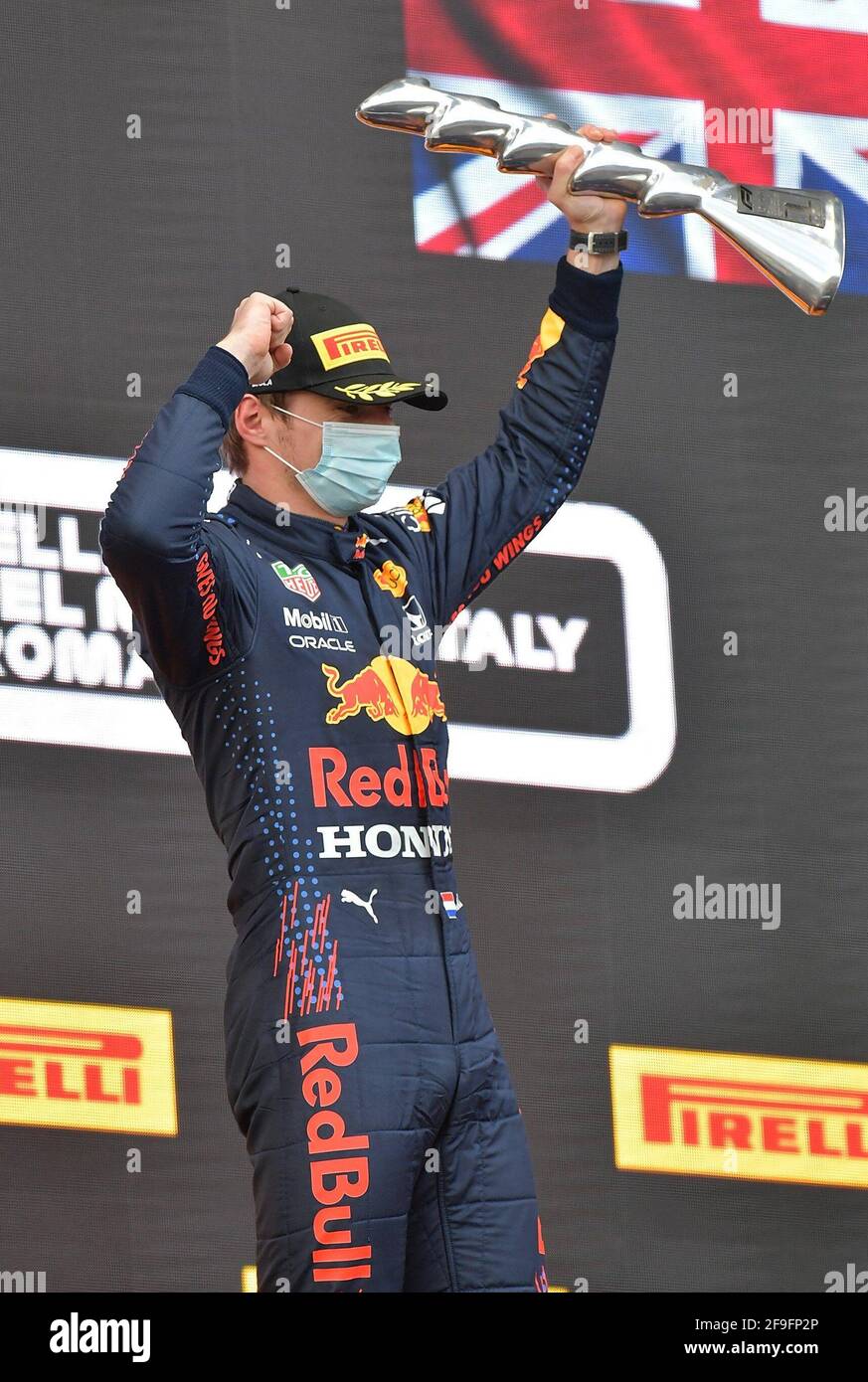 Imola, Italien. April 2021. Motorsport: Formel-1-Weltmeisterschaft, Emilia-Romagna Grand Prix: Max Verstappen aus den Niederlanden des Red Bull Racing Teams steht mit der Trophäe auf dem Podium - er holte seinen ersten Saisonsieg. Kredit: Hasan Bratic/dpa/Alamy Live Nachrichten Stockfoto
