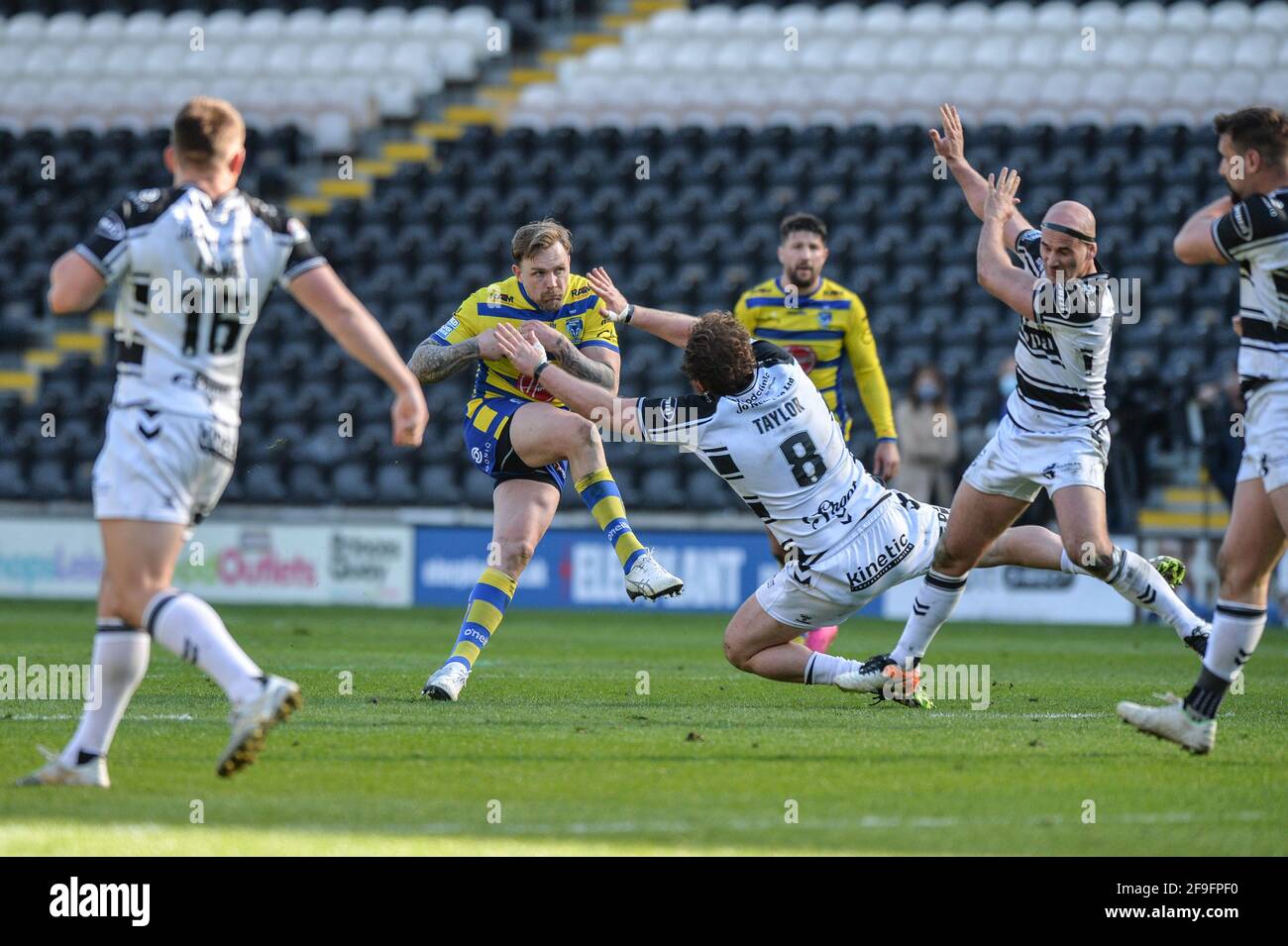 Kingston upon Hull, England - 18. April 2021 - Blake Austin (6) von Warrington Wolves lässt Torversuch fallen, der von Scott Taylor (8) von Hull FC während der Rugby League Betfred Super League Runde 3 von Hull FC gegen Warrington Wolves im KCOM Stadium, Kingston upon Hull, UK Dean Williams/Alamy Live News Stockfoto
