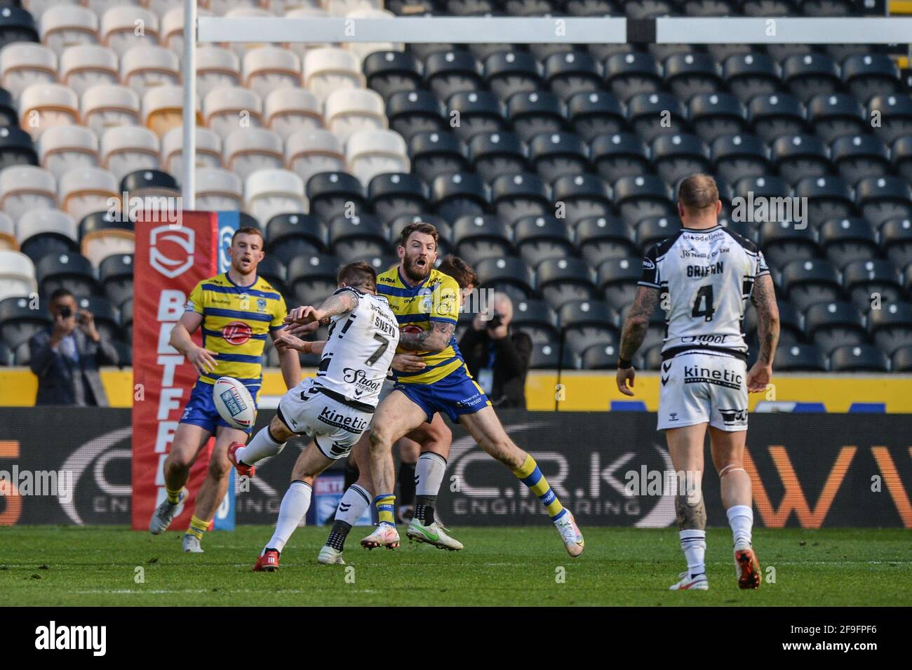 Kingston upon Hull, England - 18. April 2021 - Marc Sneyd (7) vom Hull FC hat während der Rugby League Betfred Super League Runde 3 einen Torversuch vom Hull FC gegen Warrington Wolves im KCOM Stadium, Kingston upon Hull, Großbritannien, durchgeführt Dean Williams/Alamy Live News Stockfoto