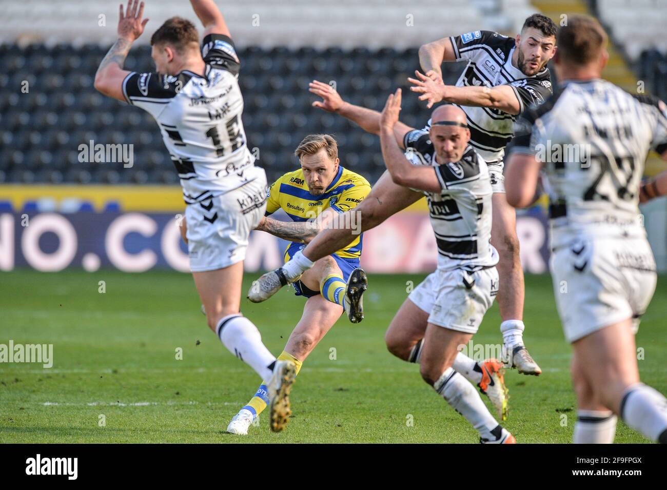 Kingston upon Hull, England - 18. April 2021 - Blake Austin (6) von Warrington Wolves fällt Torversuch während der Rugby League Betfred Super League Runde 3 Hull FC gegen Warrington Wolves im KCOM Stadium, Kingston upon Hull, Großbritannien Dean Williams/Alamy Live News Stockfoto