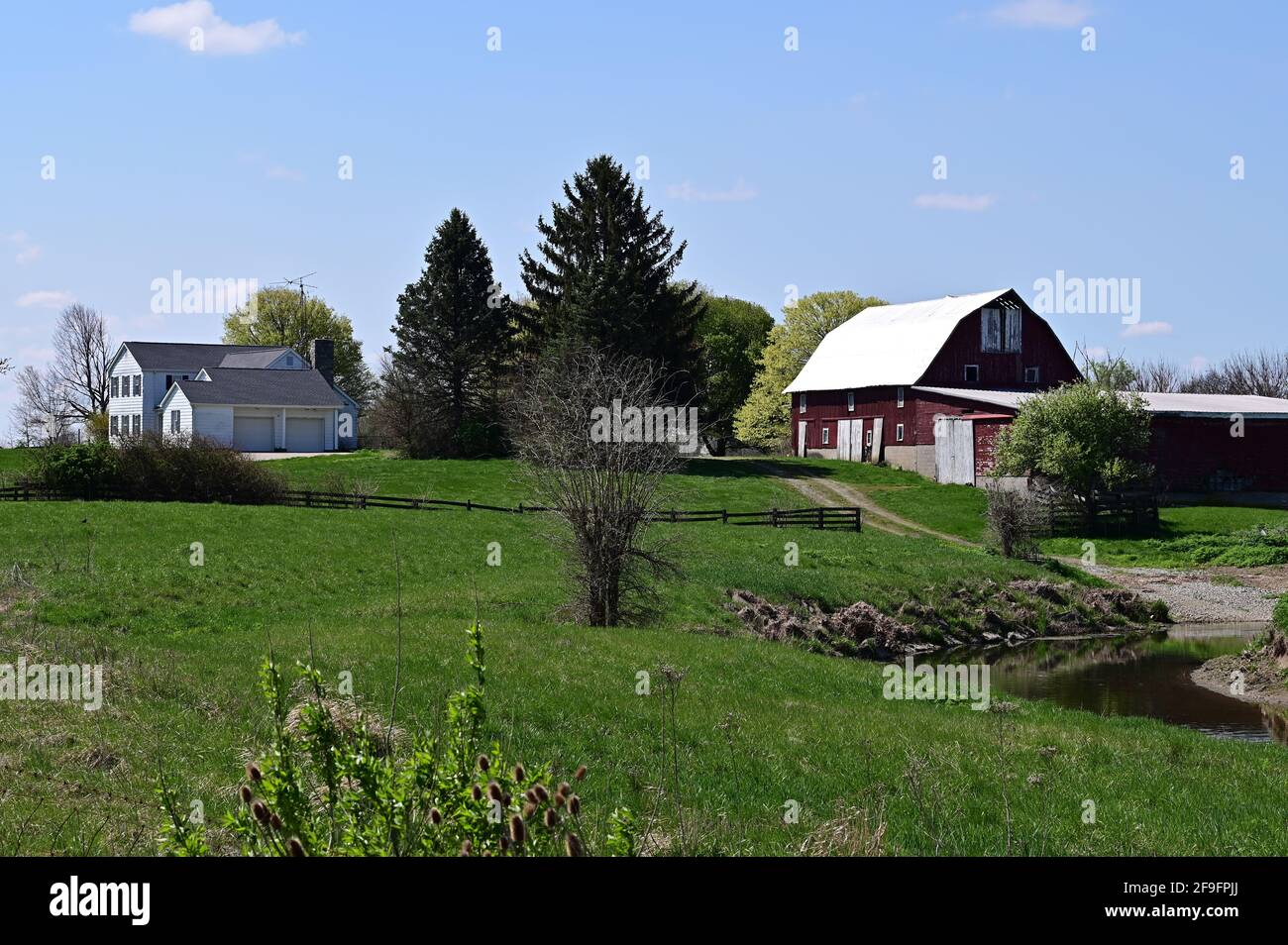 Amerikanische Farm in der Nähe eines Flusses in Jeffersonville, OH Stockfoto