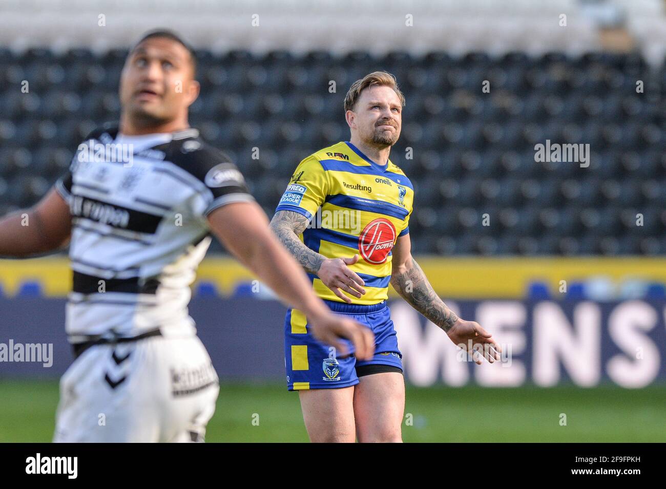 Kingston upon Hull, England - 18. April 2021 - Blake Austin (6) von Warrington Wolves beobachtet seinen gescheiterten Sturzversuch während der Rugby League Betfred Super League Runde 3 Hull FC vs Warrington Wolves im KCOM Stadium, Kingston upon Hull, UK Dean Williams/Alamy Live News Stockfoto