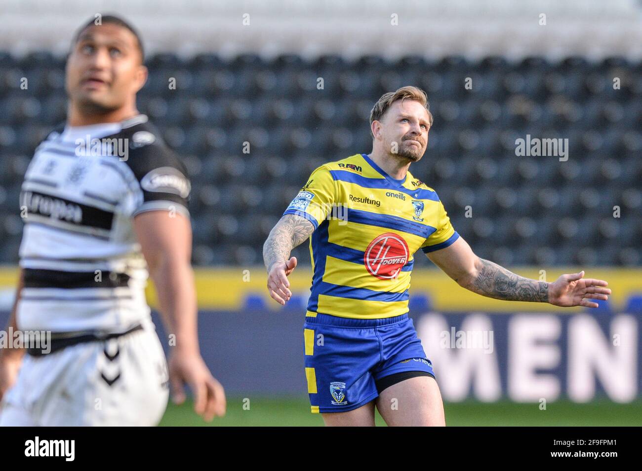 Kingston upon Hull, England - 18. April 2021 - Blake Austin (6) von Warrington Wolves beobachtet seinen gescheiterten Sturzversuch während der Rugby League Betfred Super League Runde 3 Hull FC vs Warrington Wolves im KCOM Stadium, Kingston upon Hull, UK Dean Williams/Alamy Live News Stockfoto