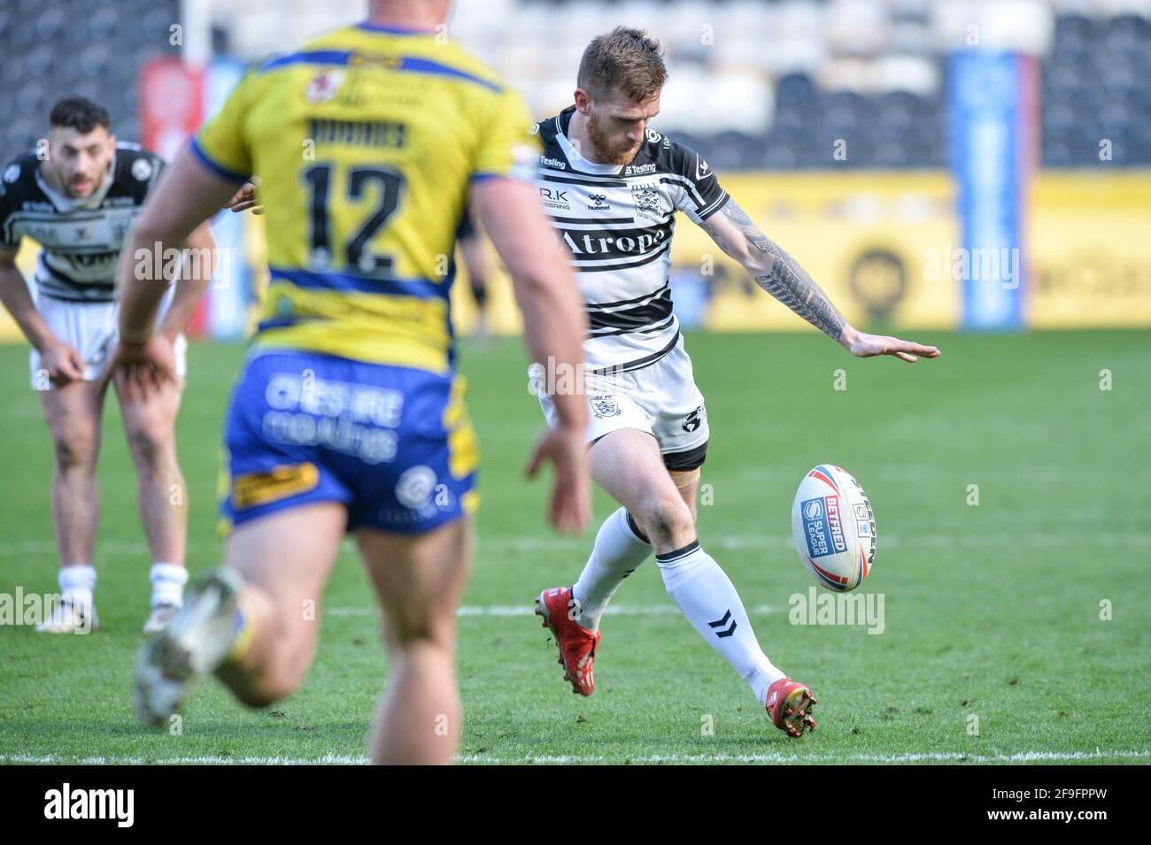 Kingston upon Hull, England - 18. April 2021 - Marc Sneyd (7) vom Hull FC versagte einen Falljackversuch während der Rugby League Betfred Super League Runde 3 Hull FC gegen Warrington Wolves im KCOM Stadium, Kingston upon Hull, UK Dean Williams/Alamy Live News Stockfoto