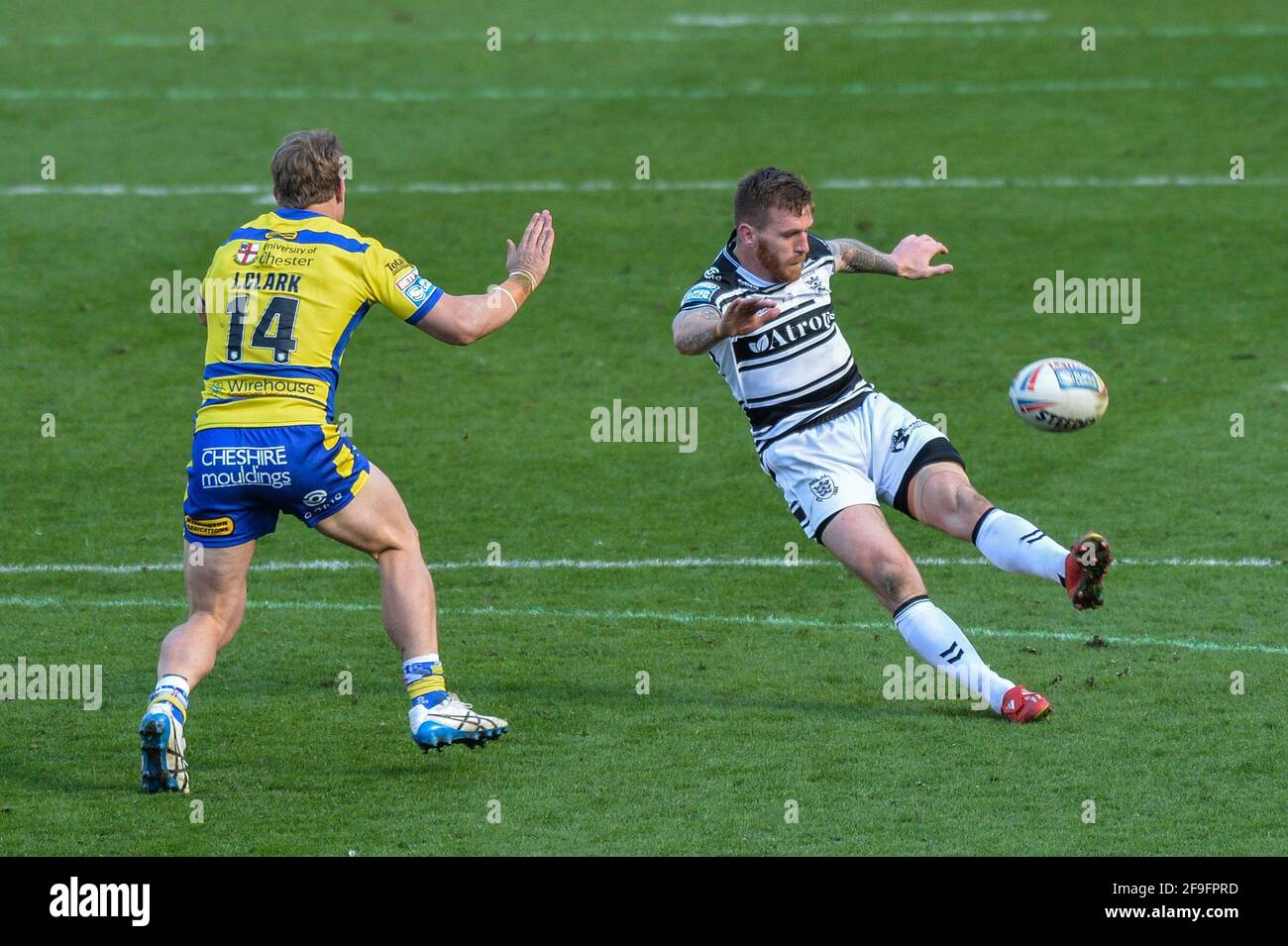 Kingston upon Hull, England - 18. April 2021 - Marc Sneyd (7) vom Hull FC versagte einen Falljackversuch während der Rugby League Betfred Super League Runde 3 Hull FC gegen Warrington Wolves im KCOM Stadium, Kingston upon Hull, UK Dean Williams/Alamy Live News Stockfoto