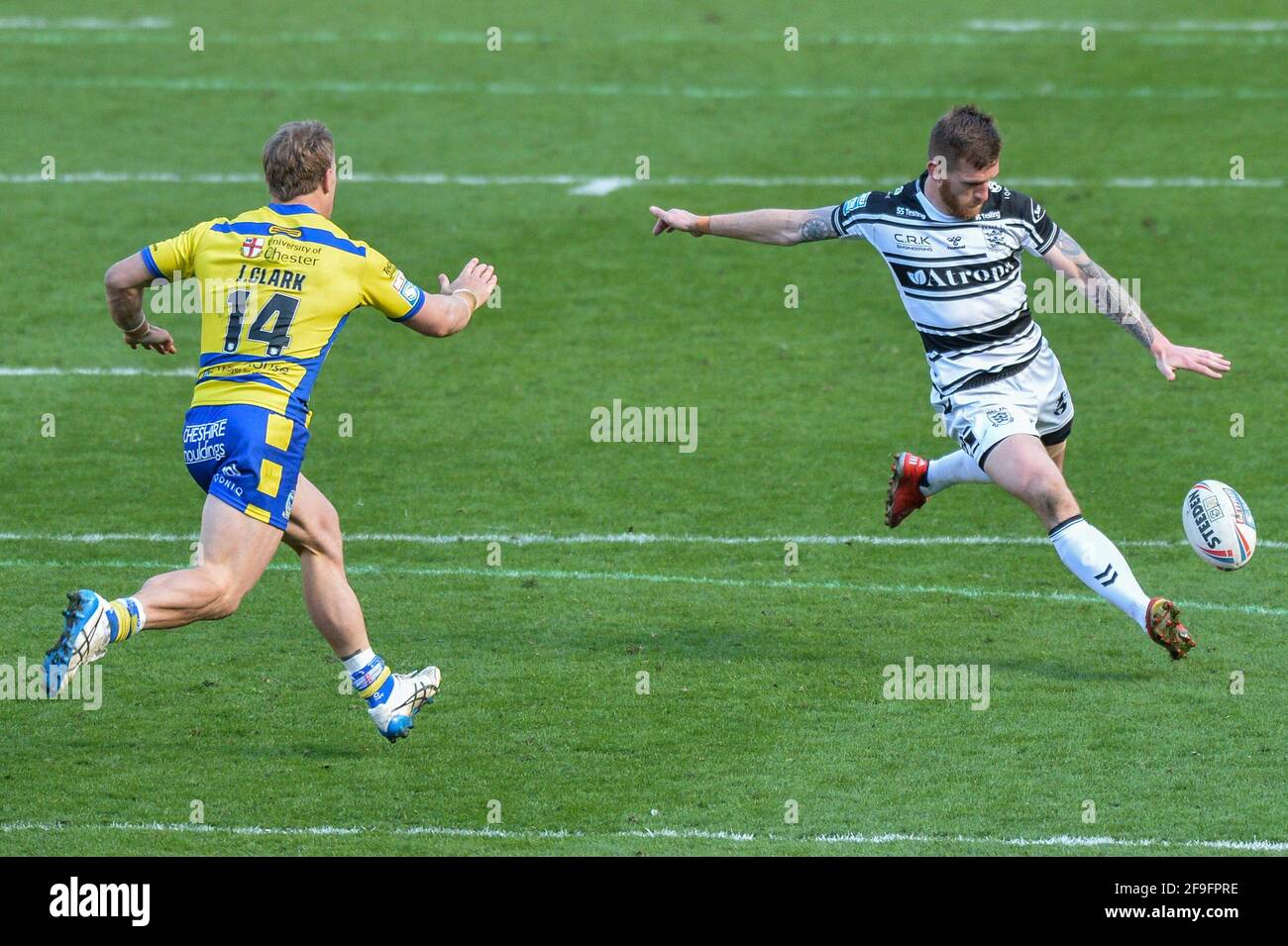 Kingston upon Hull, England - 18. April 2021 - Marc Sneyd (7) vom Hull FC versagte einen Falljackversuch während der Rugby League Betfred Super League Runde 3 Hull FC gegen Warrington Wolves im KCOM Stadium, Kingston upon Hull, UK Dean Williams/Alamy Live News Stockfoto
