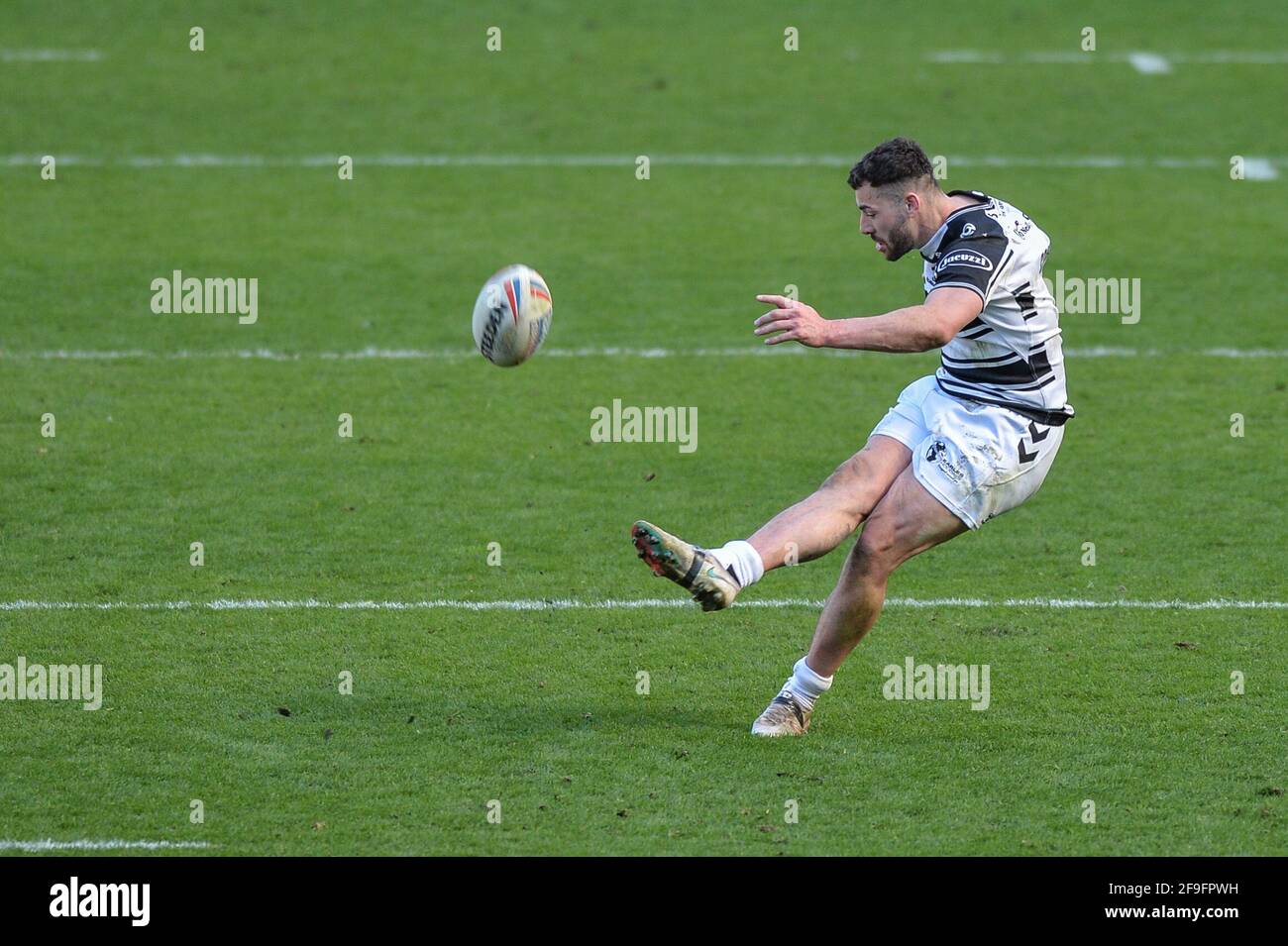 Kingston upon Hull, England - 18. April 2021 - Jake Connor (1) vom Hull FC scheitert mit einem Falltoreversuch während der Rugby League Betfred Super League Runde 3 Hull FC vs Warrington Wolves im KCOM Stadium, Kingston upon Hull, UK Dean Williams/Alamy Live News Stockfoto