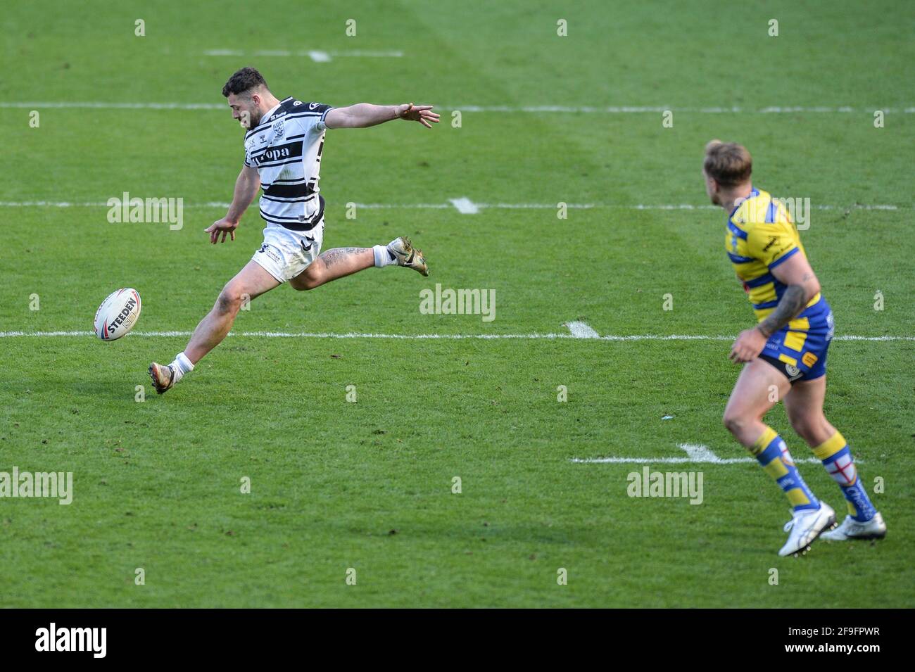 Kingston upon Hull, England - 18. April 2021 - Jake Connor (1) vom Hull FC scheitert mit einem Falltoreversuch während der Rugby League Betfred Super League Runde 3 Hull FC vs Warrington Wolves im KCOM Stadium, Kingston upon Hull, UK Dean Williams/Alamy Live News Stockfoto