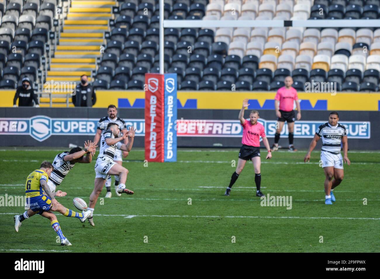 Kingston upon Hull, England - 18. April 2021 - Blake Austin (6) von Warrington Wolves fällt Torversuch während der Rugby League Betfred Super League Runde 3 Hull FC gegen Warrington Wolves im KCOM Stadium, Kingston upon Hull, Großbritannien Dean Williams/Alamy Live News Stockfoto