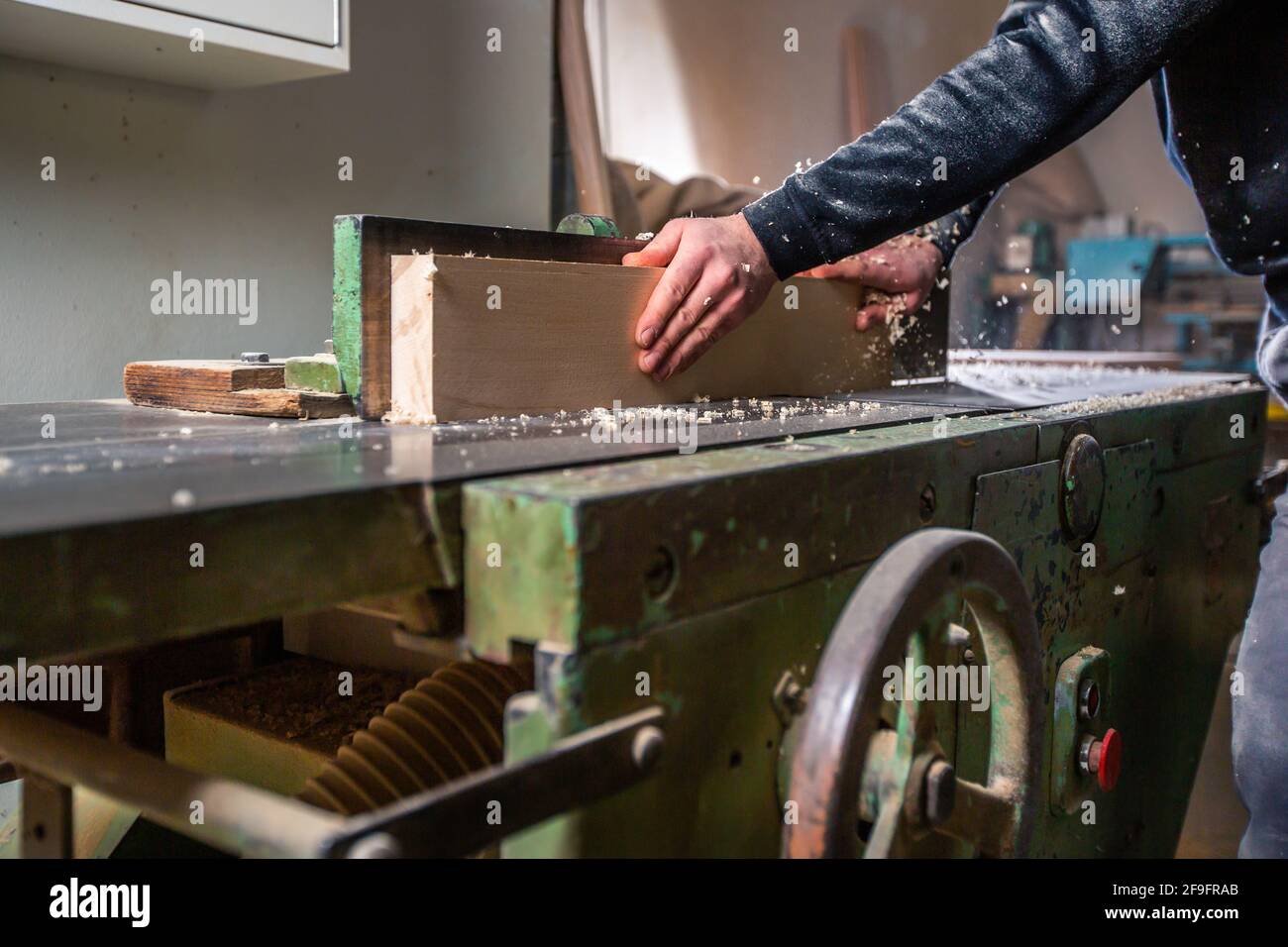 Tischlerei, Holzbearbeitung und Möbelbau, professionelle Tischler Holz schneiden in der Schreinerei, Industriekonzept Stockfoto