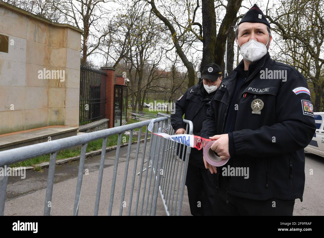 Tschechische Polizisten errichten am 18. April 2021 vor dem Gebäude der Botschaft der Russischen Föderation in Prag, Tschechische Republik, Barrieren. Die Mitglieder des russischen Geheimdienstes GRU waren 2014 an der Explosion des tschechischen Munitionsladens in Vrbetice, Südmähren, beteiligt, wie die tschechischen Sicherheitskräfte herausgefunden haben. Als Reaktion darauf weist Tschechien 18 Mitarbeiter der russischen Botschaft aus, die als Mitglieder des russischen Geheimdienstes identifiziert wurden. Sie müssen Tschechien innerhalb von 48 Stunden verlassen, sagten Ministerpräsident Andrej Babis und stellvertretender Ministerpräsident Jan Hamacek am 17. April. Die Nacht nach der Ankündigung von Stockfoto