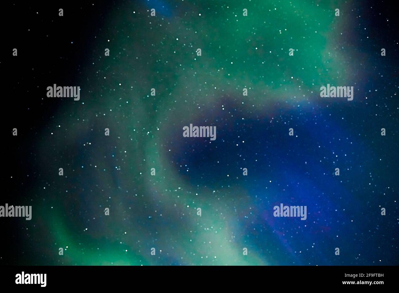 Nordlichter (Aurora borealis) über Schwedisch Lappland. Das Display hat das selten gesehene Kobaltblau zusammen mit den grünen und violett Stockfoto