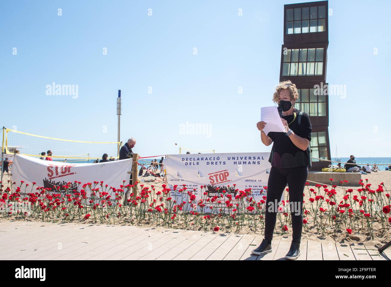 Stop Mare Mortum, eine Plattform, die darauf abzielt, einen Wandel in der europäischen Einwanderungs- und Einwanderungspolitik zu fördern, um sicherzustellen, dass die Menschenrechte garantiert und respektiert werden, hat am Strand von Barceloneta in Barcelona durchgeführt. Eine visuelle Aktion, um die ständigen Todesfälle im Mittelmeer und im Atlantik anzuprangern. Rund 150 Menschen haben im Auftrag der mehr als 1200 Menschen, die 2020 auf der Route zu den Kanarischen Inseln starben, eine Nelkenbepflanzung durchgeführt. (Foto von Thiago Prudencio/SOPA Images/Sipa USA) Stockfoto