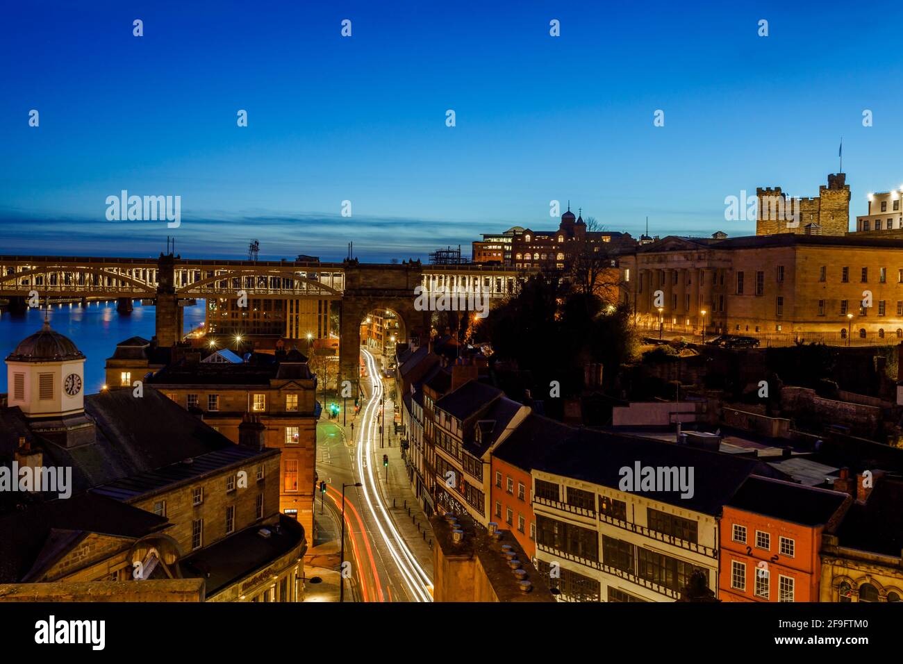 Newcastle upon Tyne Großbritannien: 16. März 2021: Skyline von Newcastle Quayside bei Nacht mit tiefblauem Himmel Stockfoto