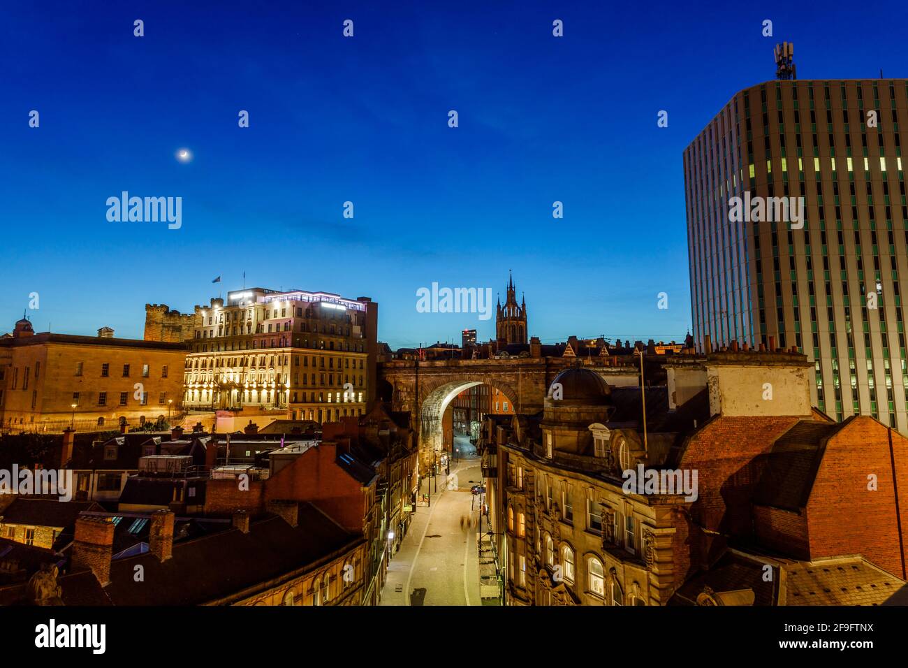 Newcastle upon Tyne Großbritannien: 16. März 2021: Skyline von Newcastle Quayside bei Nacht mit tiefblauem Himmel Stockfoto