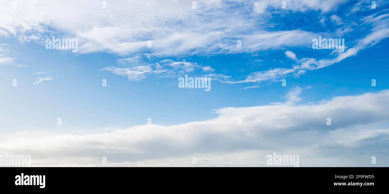 Atemberaubende Wolken schaffen einen wunderschönen Himmel Stockfoto