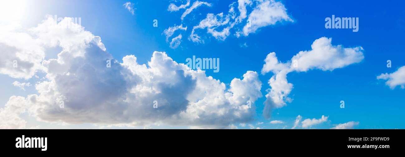 Zerrissene Wolke in einem blauen Himmel im Hintergrund, mit einigen Sonnenstrahlen, in Südfrankreich Stockfoto