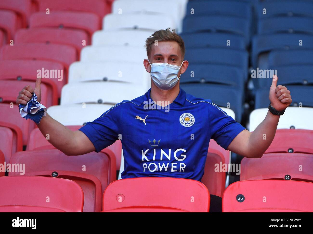 Ein Leicester City-Fan im Stadion, da 4000 Fans im Rahmen eines Coronavirus-Wettkampfs vor dem Halbfinalspiel des FA Cup im Wembley Stadium, London, teilnehmen dürfen. Bilddatum: Sonntag, 18. April 2021. Stockfoto