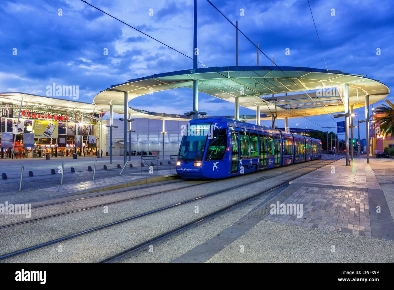 Montpellier, Frankreich - 24. Mai 2015: Tram Tramway de Montpellier öffentliche Verkehrsmittel am Place de France Bahnhof in Montpellier, Fra Stockfoto