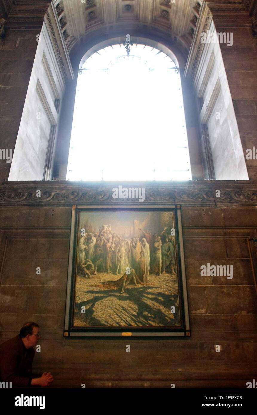 SERGEI CHEPIK MIT SEINEM GEMÄLDE GOLGOTHA, DAS AUF DEM DISPLAY IN ST PAULS KATHEDRALE FÜR 3 MONATE VON 9/5/02. 9/5/02 PILSTON Stockfoto