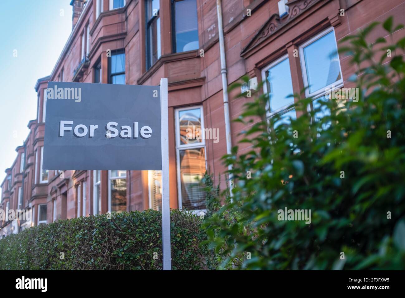 Ein zum Verkauf Schild vor EINEM traditionellen roten Sandstein Tenement Wohnung (Ferienwohnung) In Glasgow Stockfoto