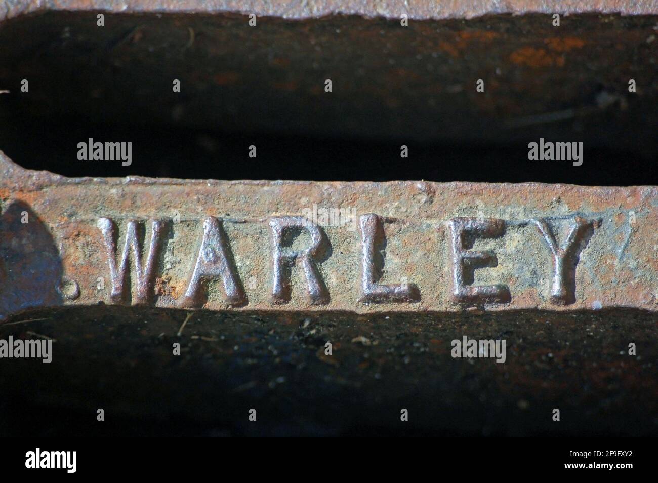 Ein gusseisernes Gitter aus einem Abflussdeckel mit dem Namen Warley aus den West Midlands. Stockfoto