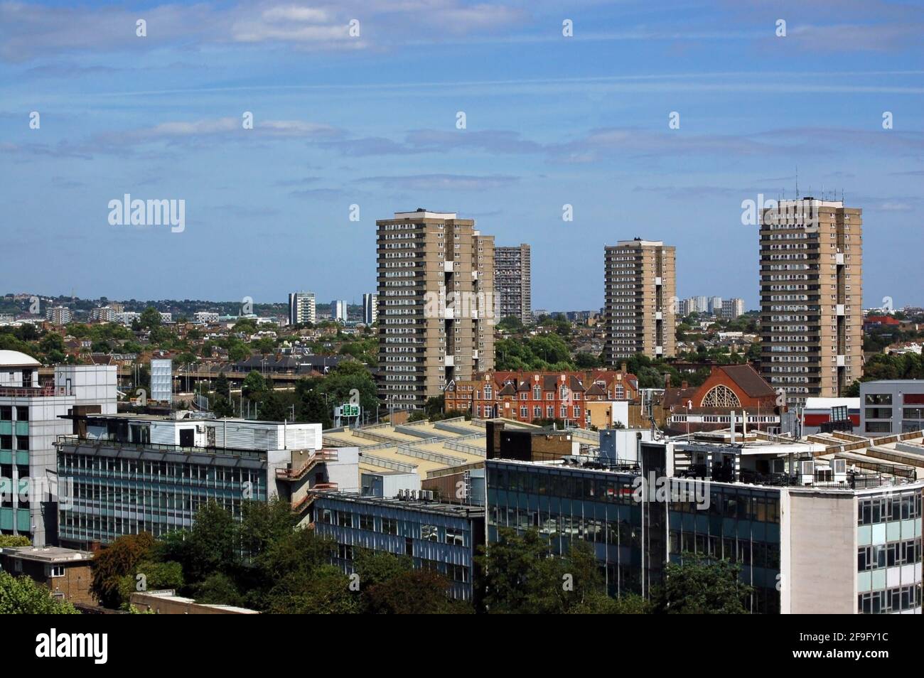 Ein Blick auf die Skyline von North West London mit den Tower Blocks von North Kensington und im Vordergrund die Central Line U-Bahn. Im Stockfoto