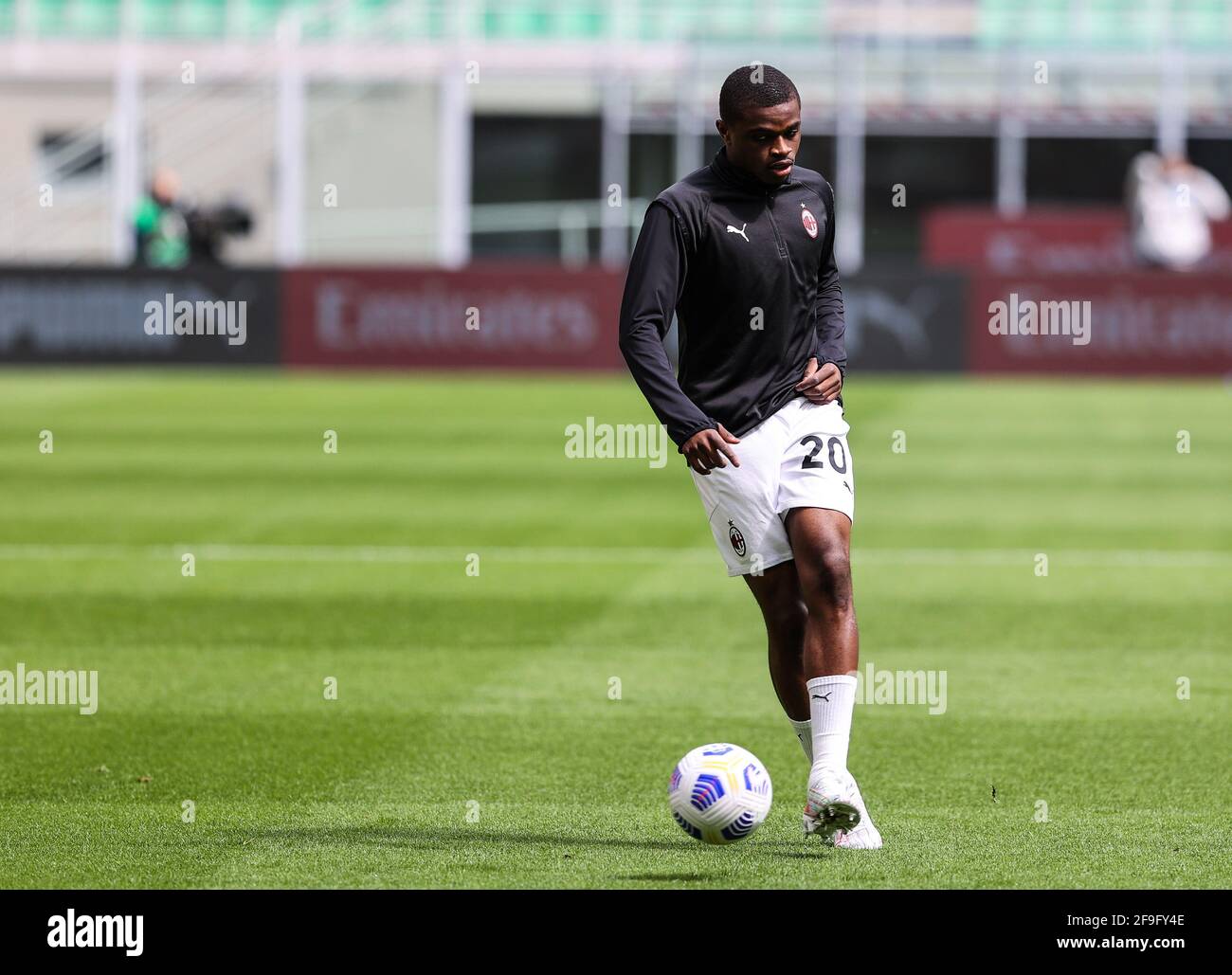 Pierre Kalulu vom AC Mailand erwärmt sich während der Serie A 2020/21 Fußballspiel zwischen AC Mailand gegen Genua FC im Giuseppe Meazza Stadium, Mailand, Italien am 18. April 2021 - Foto FCI / Fabrizio Carabelli / LM Stockfoto