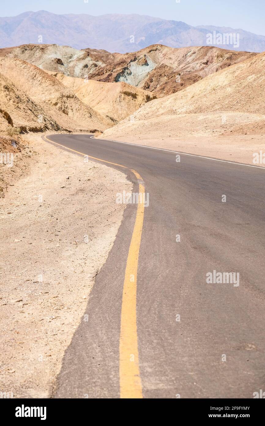 Road Curve Around at Artists Scenic Loop Drive at Death Valley National Park Stockfoto