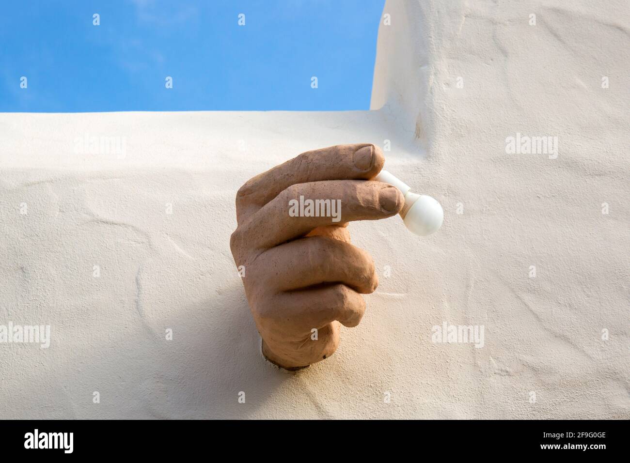 Haría, Lanzarote, Kanarische Inseln, Spanien. Leuchte in Form einer menschlichen Hand, die eine Glühbirne hält. Stockfoto