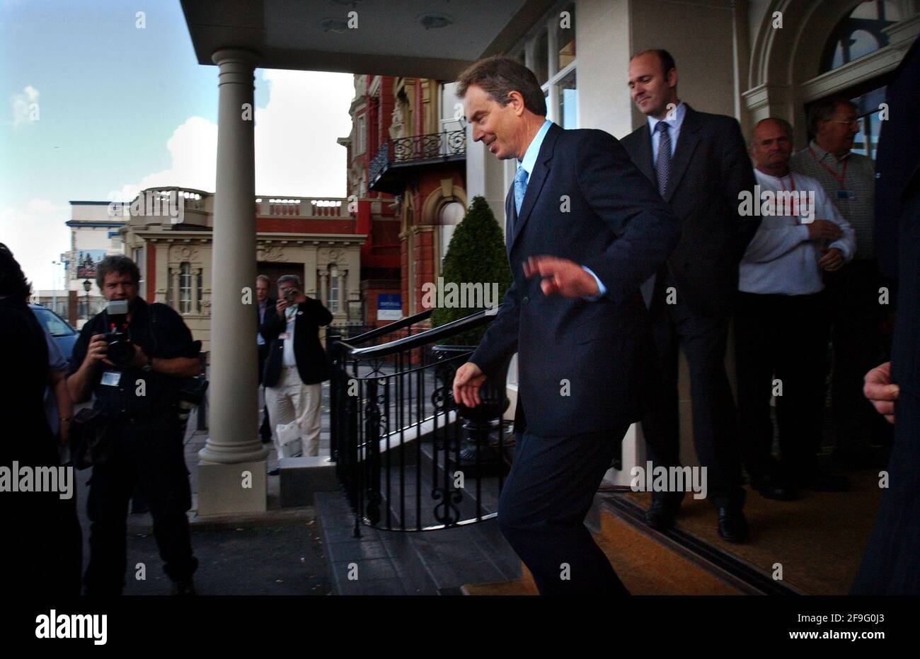 BLAIR VERLÄSST DAS IMPERIAL HOTEL FÜR DIE LETZTE SITZUNG DER ARBEITERPARTEI-KONFERENZ IN BLACKPOOL. 3/10 02 PILSTON Stockfoto