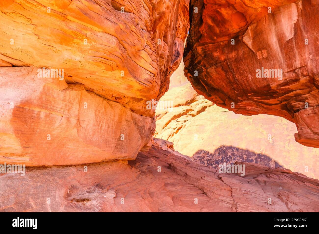 Natural Slit oder Slot auf rotem aztekischen Sandstein und Felsen Formation im Valley of Fire State Park in Nevada Stockfoto