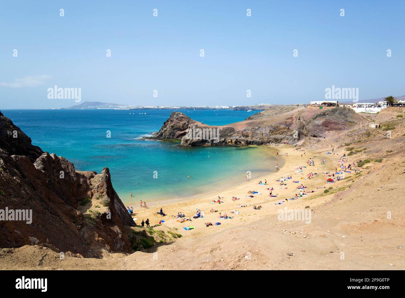 Playa Blanca, Lanzarote, Kanarische Inseln, Spanien. Blick über Playa del Papagayo von der Klippe hinter dem Strand. Stockfoto