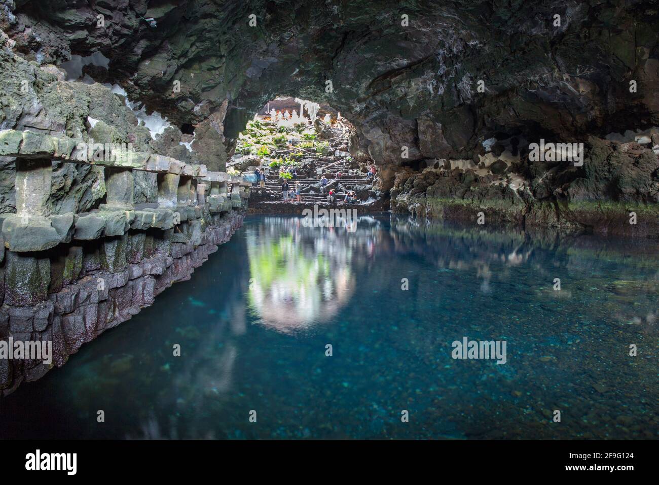 Haría, Lanzarote, Kanarische Inseln, Spanien. Klares Wasser-Pool im eingestürzten Lavatunnel, Jameos del Agua. Stockfoto