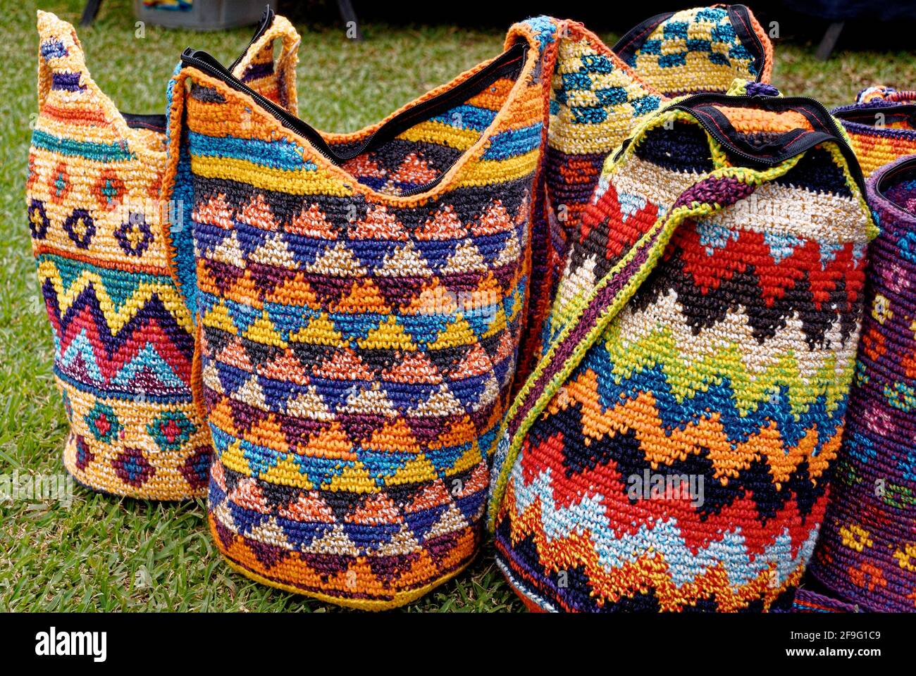 Bunte gewebte Taschen zum Verkauf im Kunsthandwerksmarkt Antigua - Guatemala  Stockfotografie - Alamy